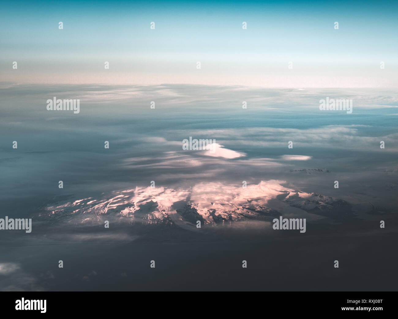 Luftaufnahme von Sunrise im Winter Natur Landschaft im Norden von Island mit Gletschern im Hintergrund. Die schneebedeckten Berge und Gletscher. Stockfoto