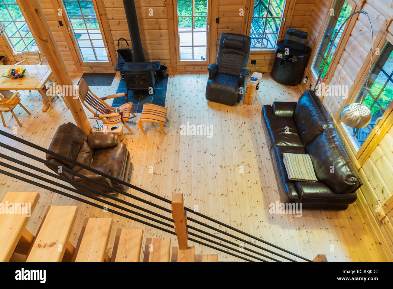 Unten Ein Blick Auf Die Wohnzimmer Mit Braunem Leder Verstellbare Sessel Sofa Esstisch Und Schwarzen Gusseisernen Holzofen Aus Dem Mezzanine I Stockfotografie Alamy