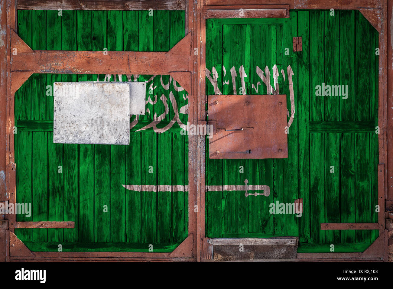 In der Nähe von Altes Lager Tor mit National Flagge von Saudi-Arabien. Das Konzept der export-import Saudi-arabien, Lagerung von Waren und nationalen Lieferung o Stockfoto