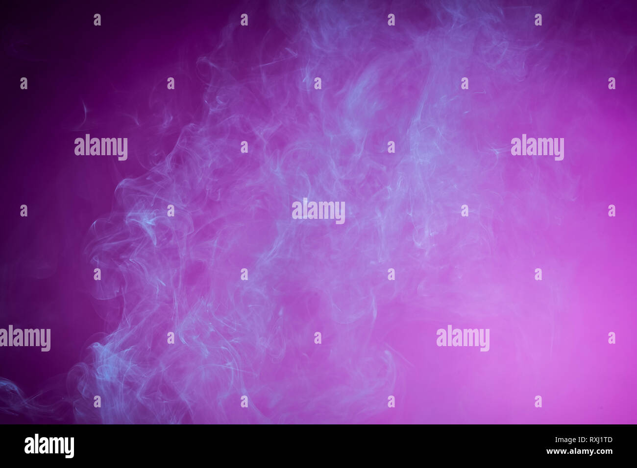 Nebel gefärbt mit hellen blauen Gel auf dunklem Rosa Hintergrund Stockfoto