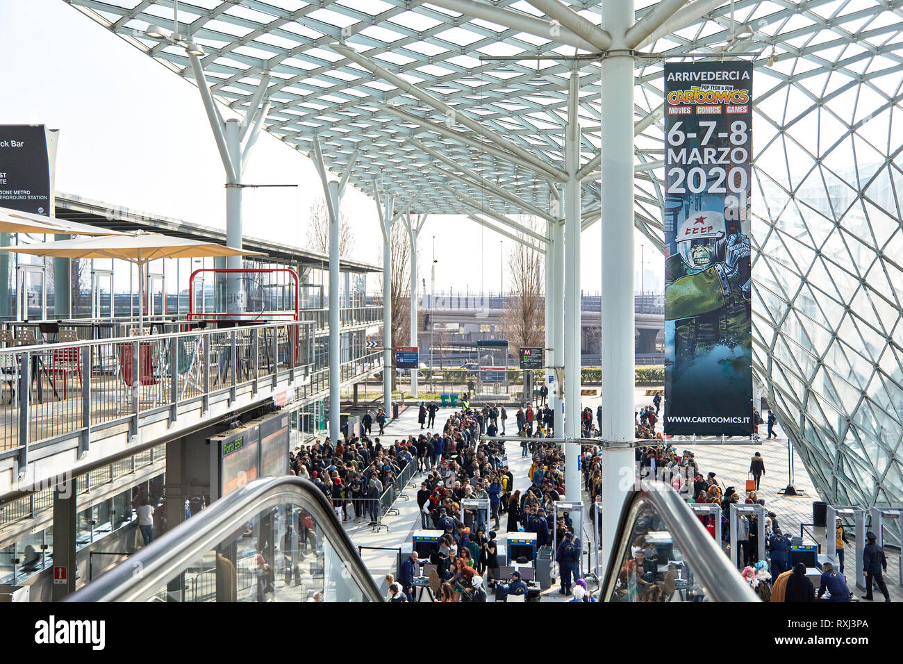 Mailand, Italien - 8. März 2019 Cartoomics Comic Con Visittors Linie für Security Check in Rho Fiera Milano horizontal Stockfoto