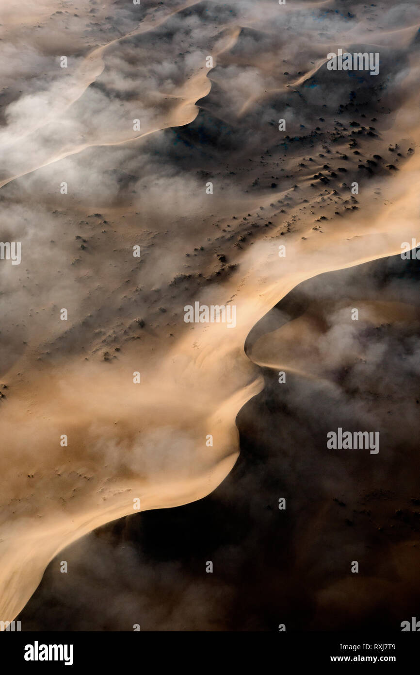 Nebel über die Great Sand Sea von Namibia sitzen. Stockfoto