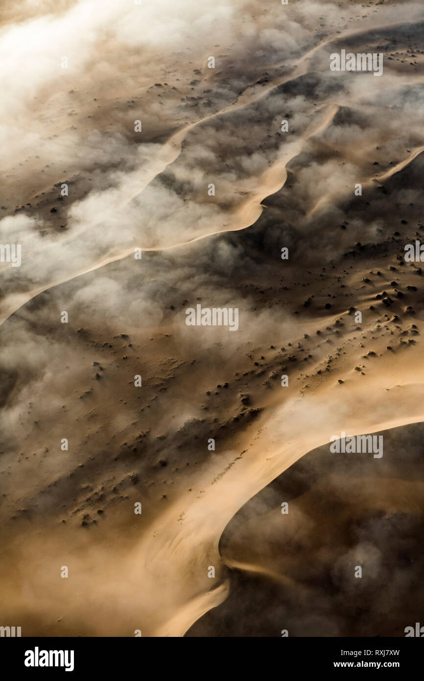 Die Great Sand Sea Dünengürtel von oben mit einer Decke von Nebel vom Atlantik gesehen. Stockfoto
