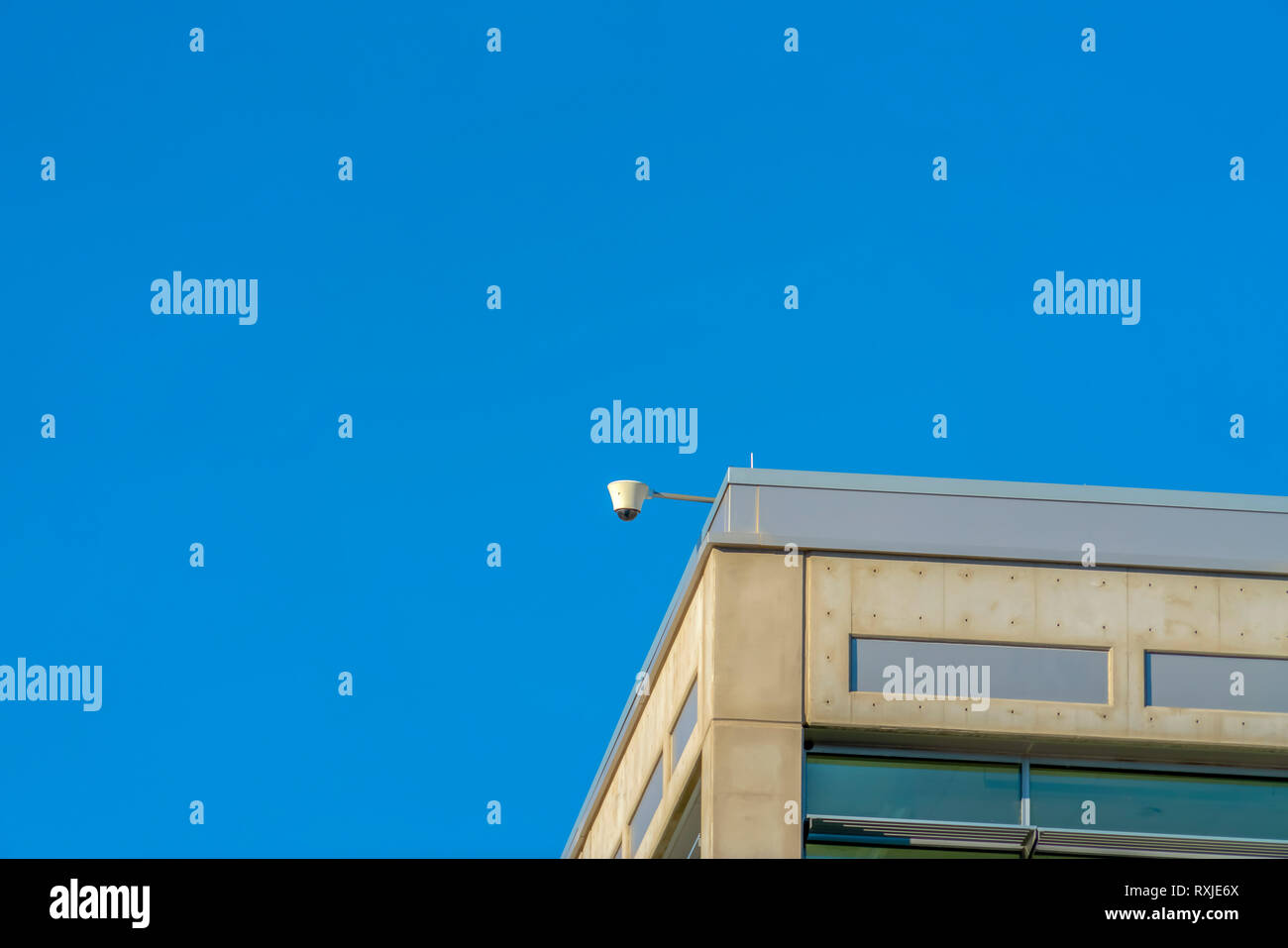 Sicherheit Kamera auf tp eines Gebäudes an einem sonnigen Tag Stockfoto