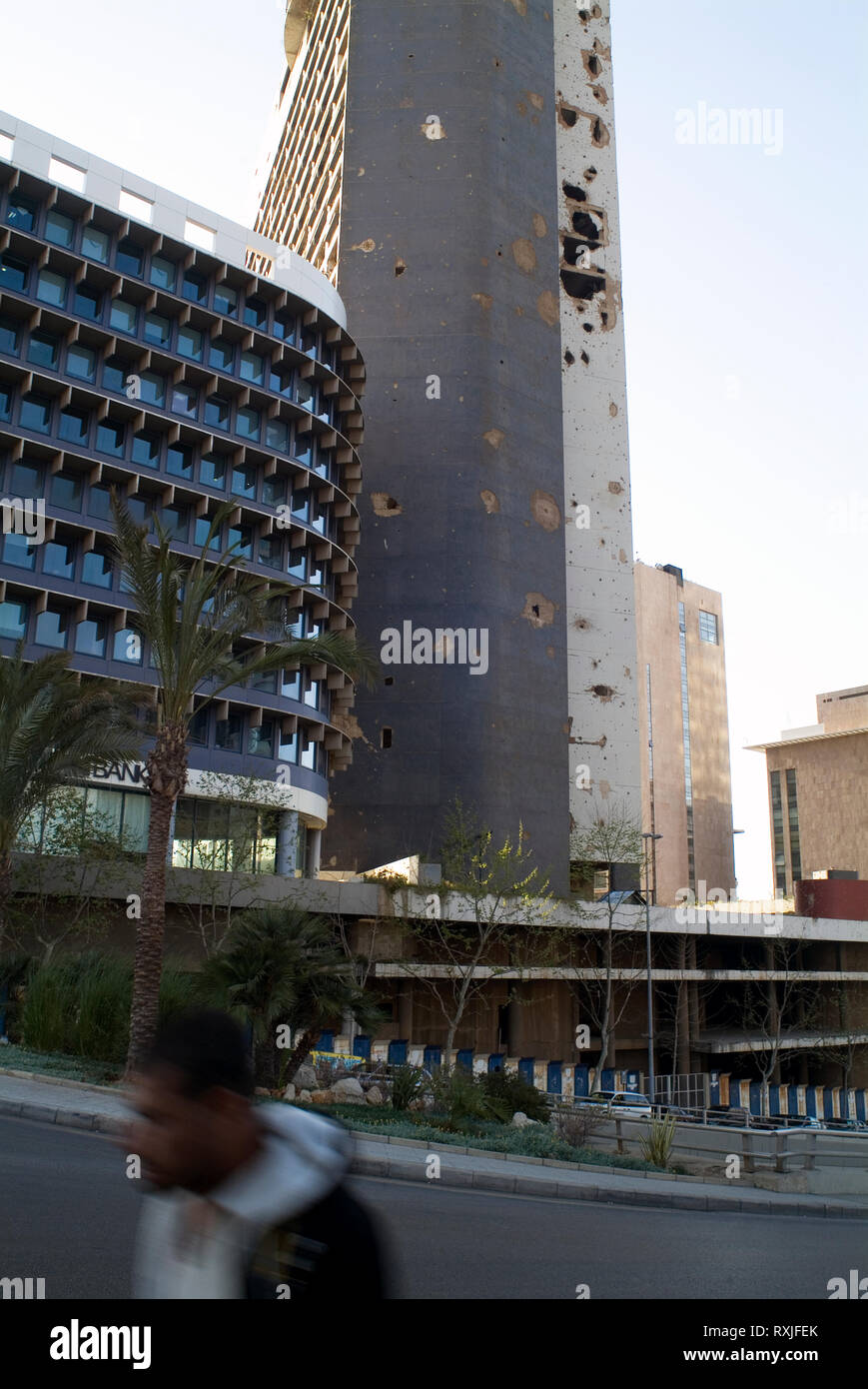 Der Kriegsverwüsteten Shell der ehemaligen Holiday Inn in Beirut. Kurz vor Beginn des Bürgerkriegs in Libanon Krieg eröffnete, wurde es bald ein beliebter Ort für Snip Stockfoto