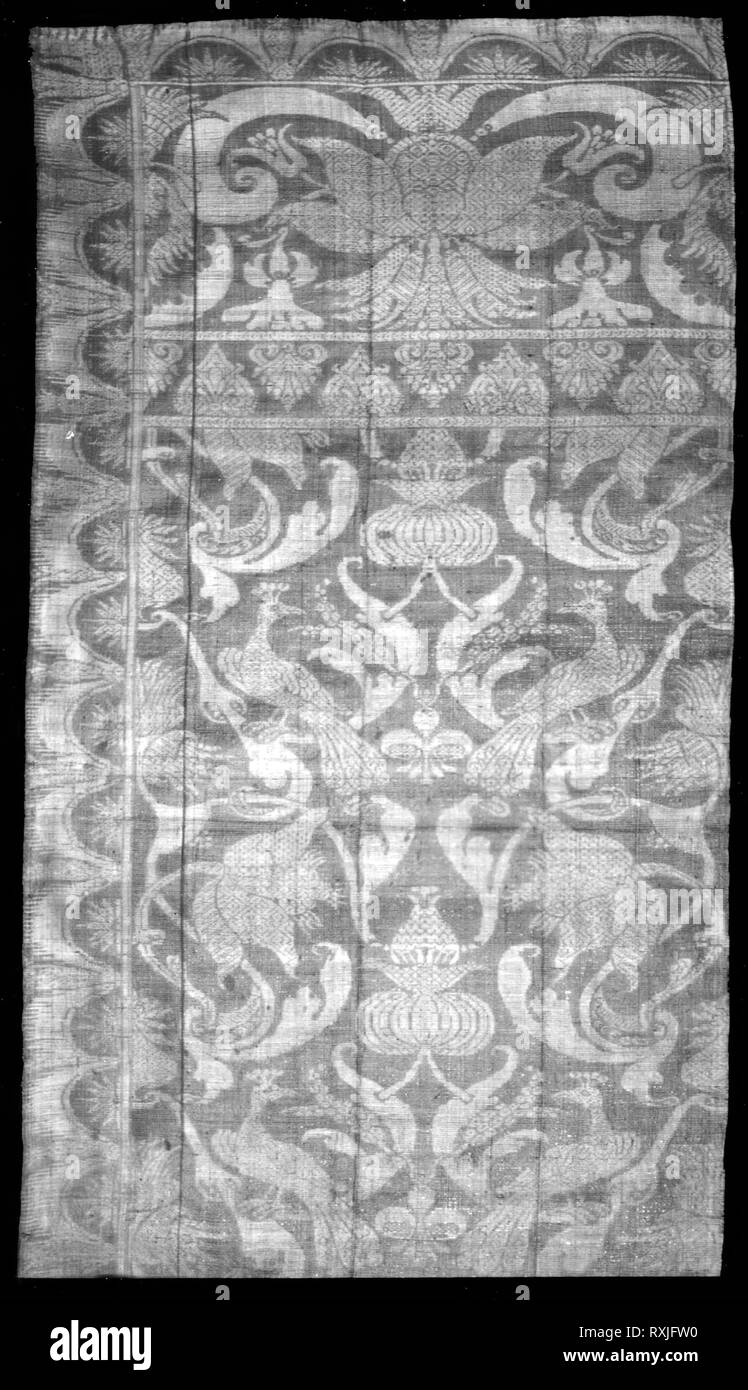 Panel. Italien oder Spanien. Datum: 1601-1625. Abmessungen: 120,8 x 51,9 cm (47 5/8 x 20 3/8 in.). Seide und Silber vergoldet Streifen, in Leinwandbindung mit ergänzenden Musterung Tressen. Herkunft: Italien. Museum: Das Chicago Art Institute. Stockfoto