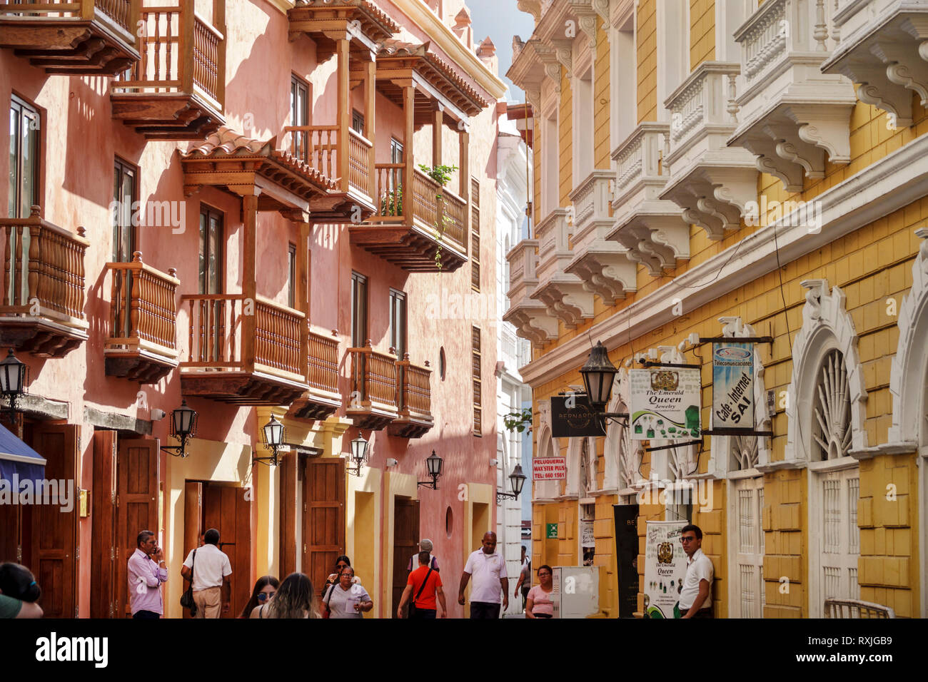 Cartagena Kolumbien, schmale Straße, Einwohner von Hispanic, Kolonialarchitektur, Holzbalkone, Fassade, Fußgängerzone, COL190119192 Stockfoto