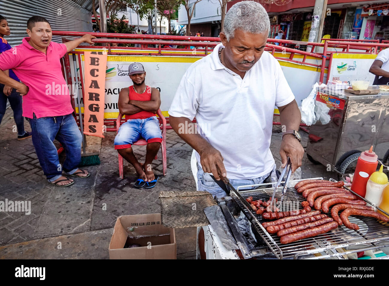 Cartagena Kolumbien, Zentrum, Zentrum, La Matuna, Einwohner von Hispanic, Lebensmittelhändler auf dem Bürgersteig, Männer männlich, Kochen, Grillen, Wurst, COL190119206 Stockfoto