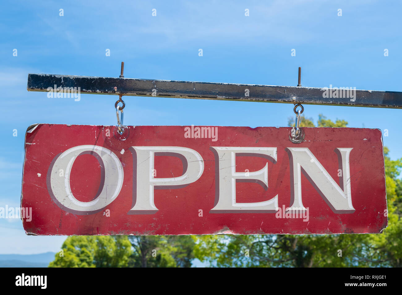 Open Business alten roten und weißen vintage Schild von Black Metal Pol Stockfoto