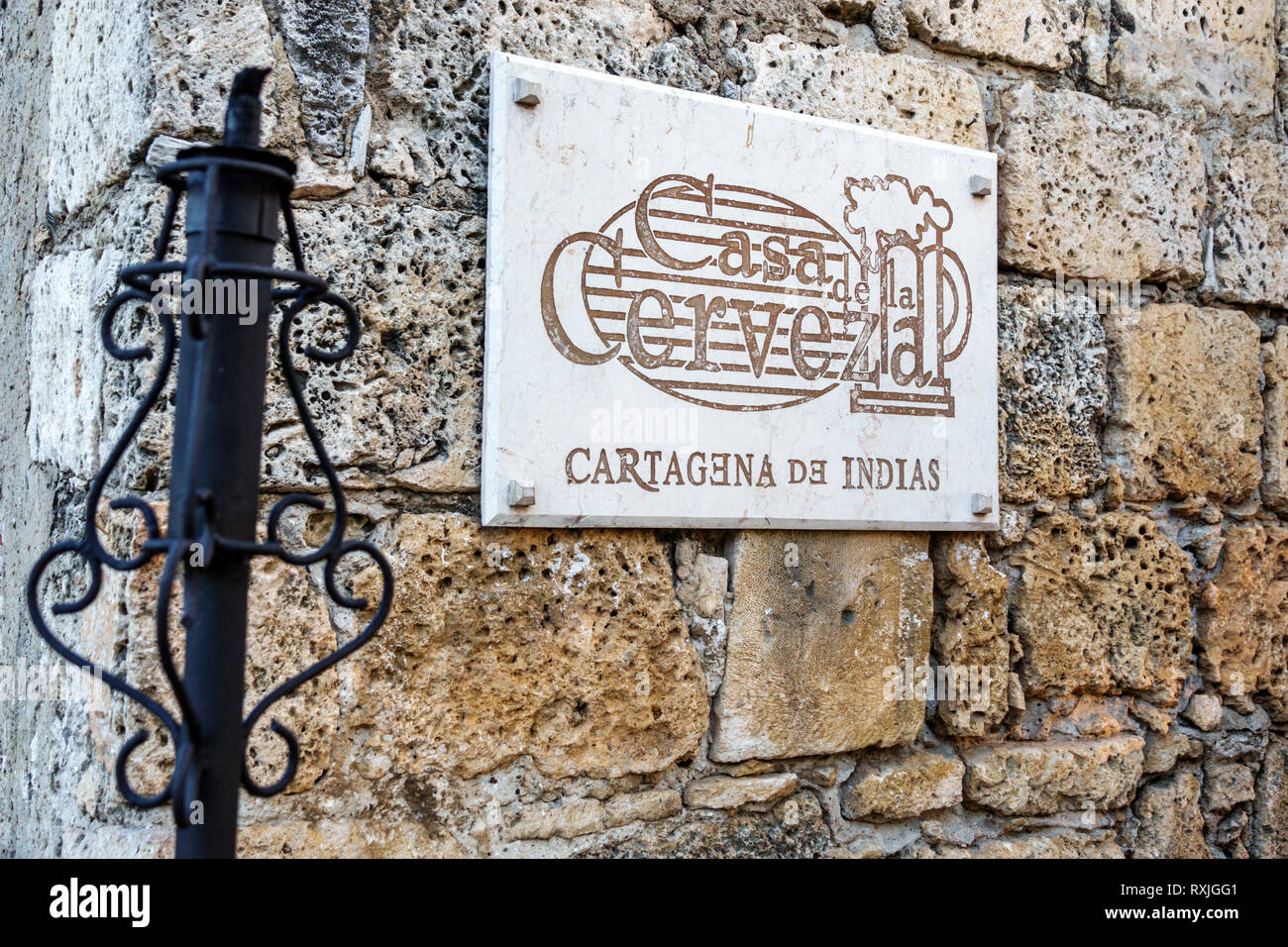 Cartagena Kolumbien,Zentrum,Zentrum,Getsemani,Casa de la Cerveza,Restaurant Restaurants Essen Essen Essen Café Cafés,Schild,Steinmauer,COL190119216 Stockfoto