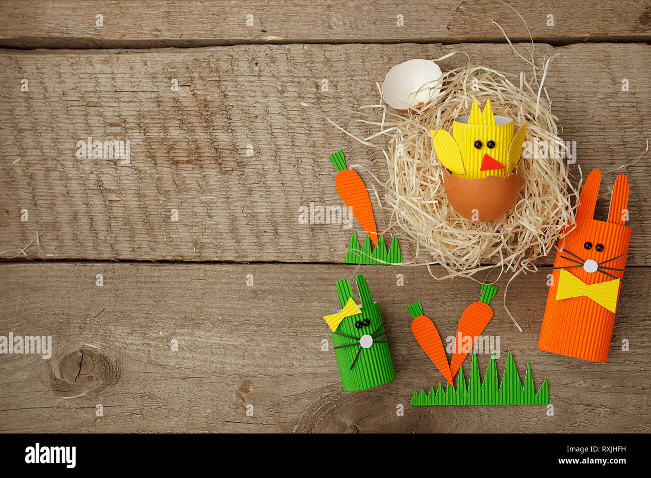Ostern Hasen und Eier Dekoration im Innenraum auf einem vintage Holz- Hintergrund, Frühling Konzept, Flach, Ansicht von oben Stockfoto