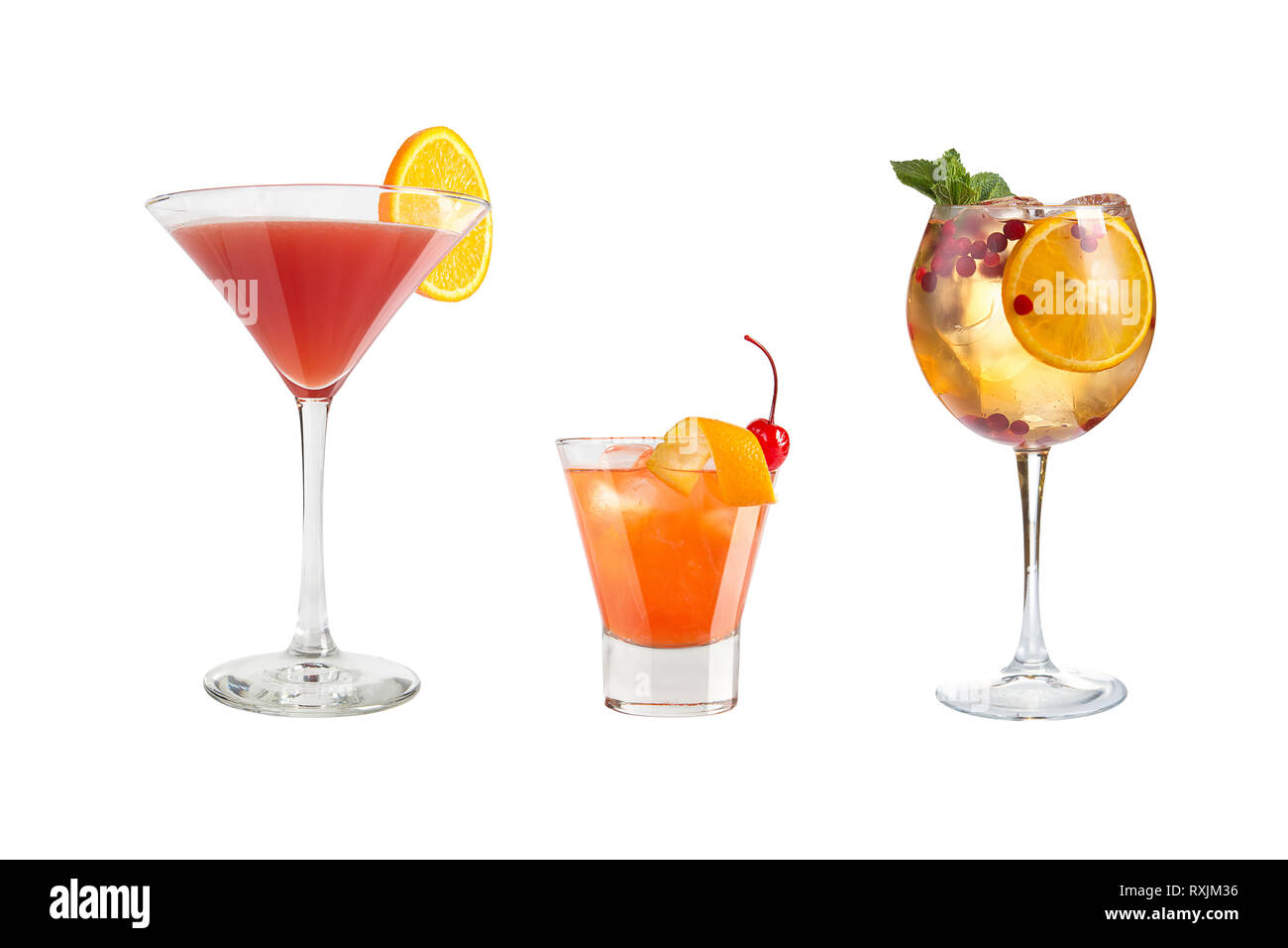 Eine Auswahl an alkoholischen Getränken und Cocktails auf einem weißen Hintergrund. Drei erfrischende Getränke in verschiedenen Glas Kelche. Isoliert. Stockfoto
