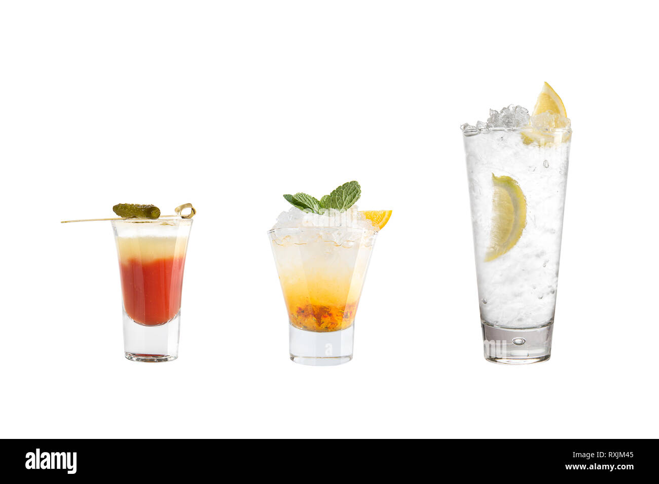 Eine Auswahl an alkoholischen Getränken und Cocktails auf einem weißen Hintergrund. Drei erfrischende Getränke in verschiedenen Glas Kelche. Isoliert. Stockfoto