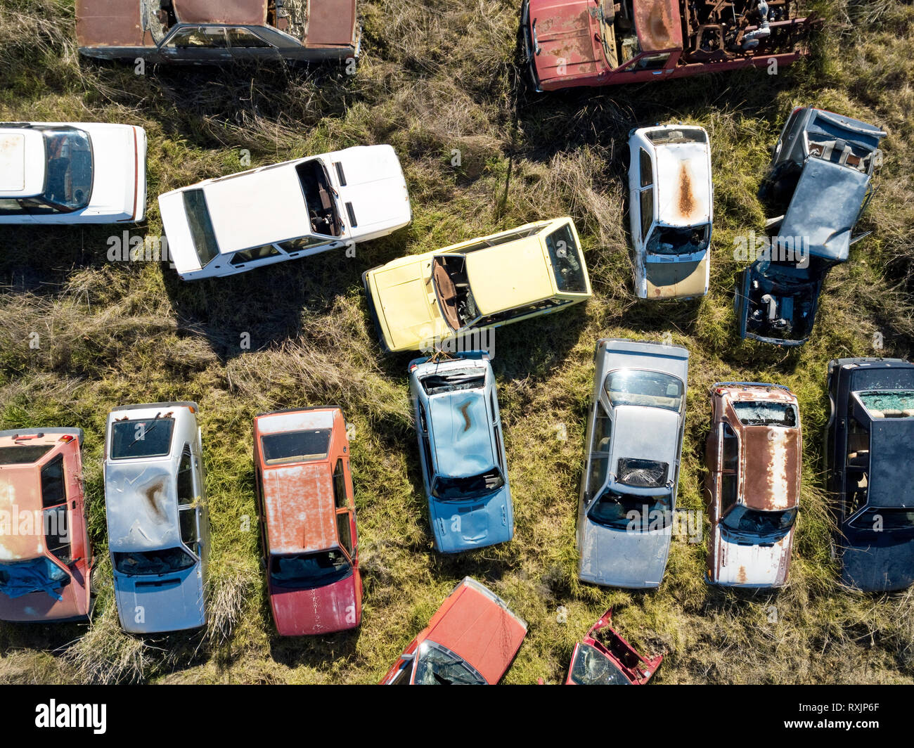 Antenne Querformat von Autowracks und alten Auto Hof, in mehreren Farben und Formen. Victoria, Australien. Stockfoto