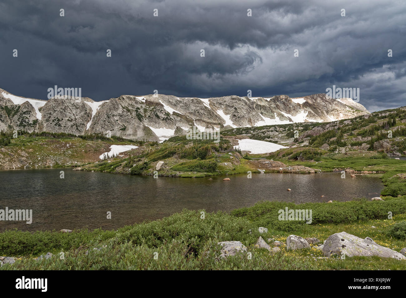 Ein Sturm braut über Medizin Bug Höhepunkt in den Snowy Range von Wyoming Stockfoto