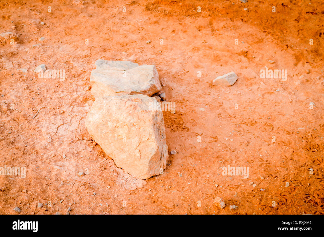 Rote Erde Hintergrund mit Steinen mit rotem Staub bedeckt. Von Muscat, Oman. Stockfoto