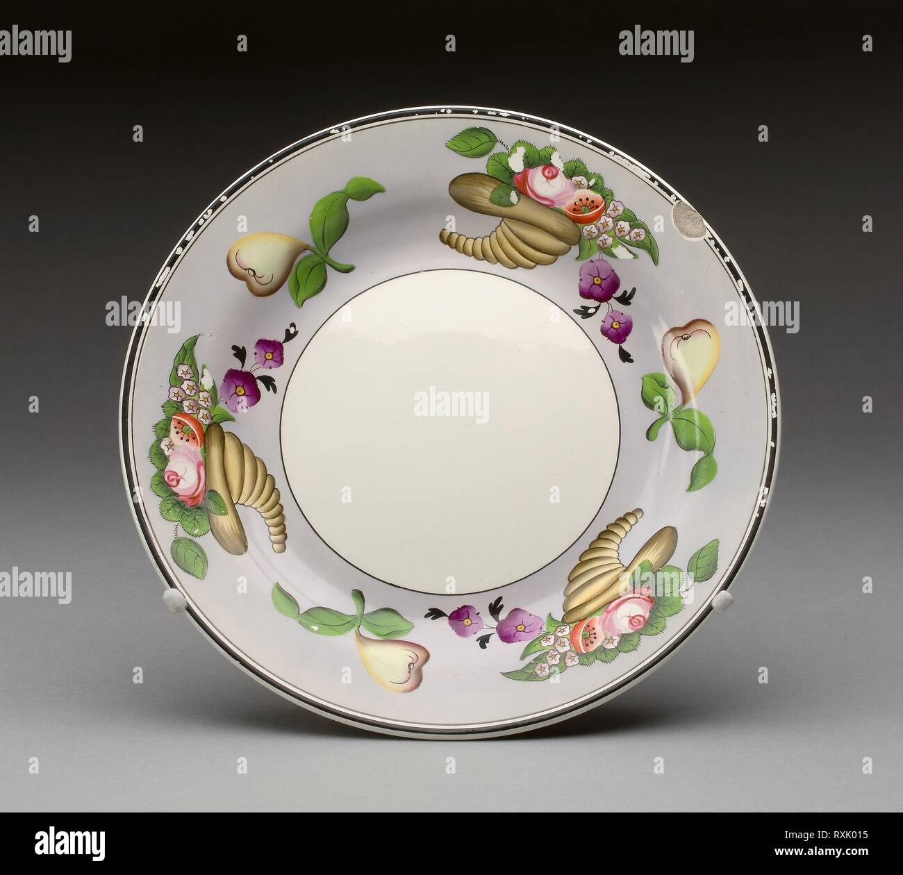 Platte. Wedgwood Manufaktur; England, gegründet 1759. Datum: 1835-1845. Abmessungen: Durchm. 20,6 cm (8 1/8 in.). Porzellan mit mehrfarbigem Emaille. Herkunft: Burslem. Museum: Das Chicago Art Institute. Stockfoto