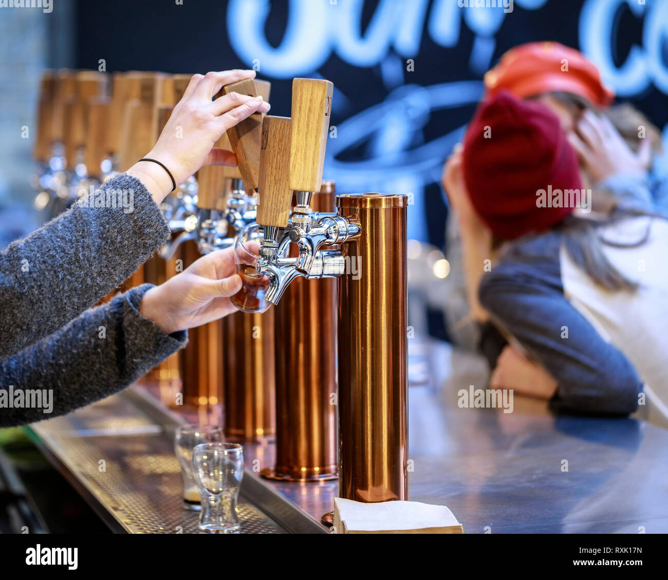 Gießen ein Handwerk Bier vom Fass, die Gabeln Markt, Winnipeg, Manitoba, Kanada Stockfoto