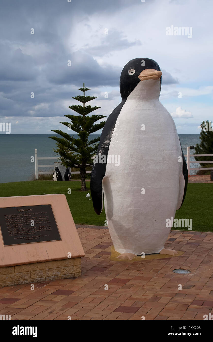 Penguin Tasmanien, Statue des Big Penguin mit Bass Strait im Hintergrund Stockfoto