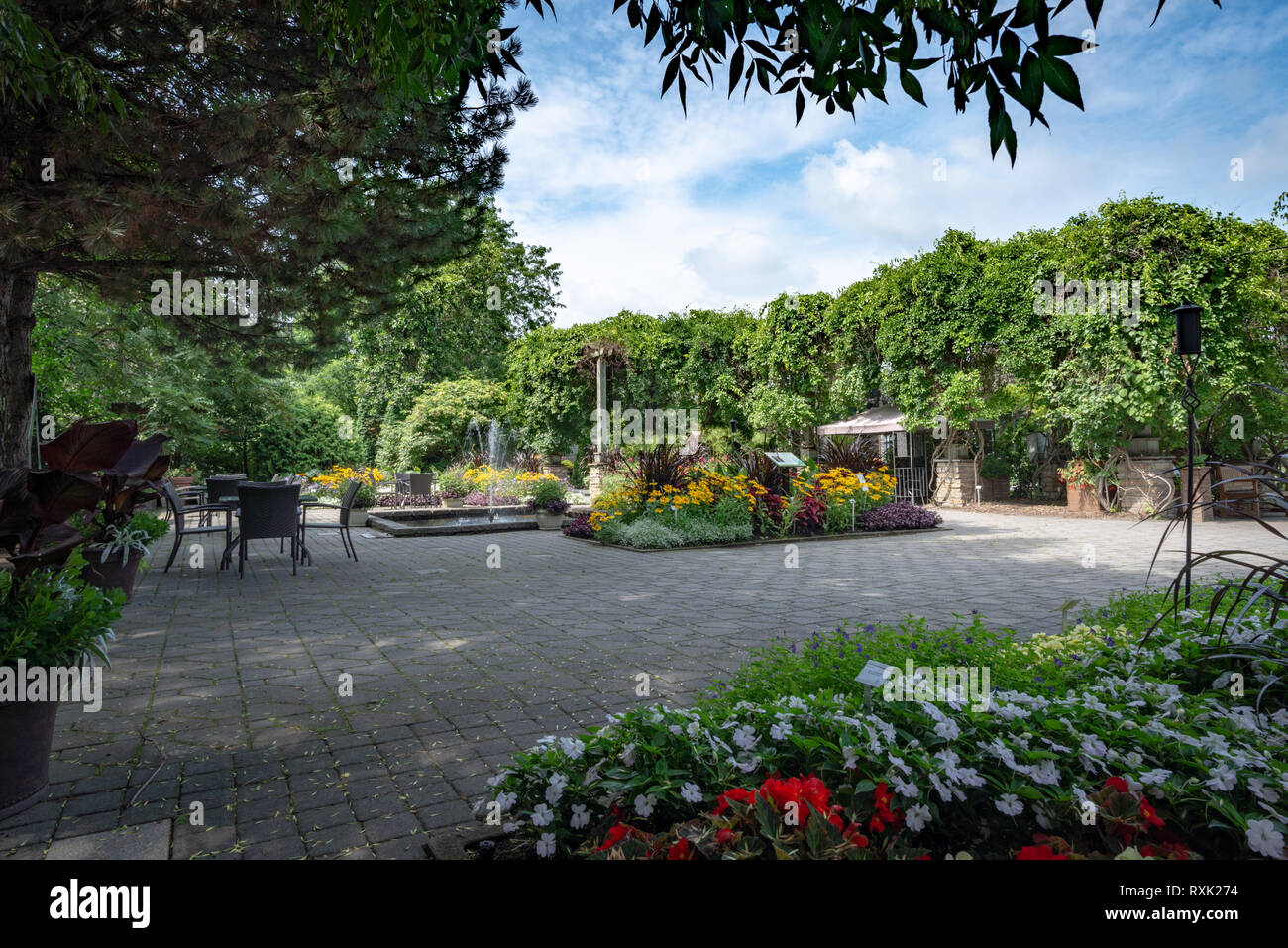 Daniel A. Seguin Garten, Besucherzentrum vorderer Garten mit verschiedenen Einjährige und Sitzecke, Saint-Hyacinthe, Provinz Quebec, Kanada Stockfoto