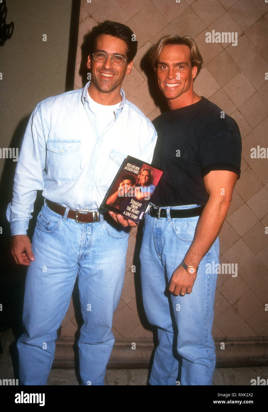 WEST Hollywood, CA - 11. Februar: Schauspieler/Schriftsteller Bob Paris, aka Robert Clark Paris und Bodybuilder Rod Jackson besuchen Berufenem im Herzen eine Liebesgeschichte" Veranstaltung am 11. Februar 1994 Im Bel Age Hotel in West Hollywood, Kalifornien. Foto von Barry King/Alamy Stock Foto Stockfoto