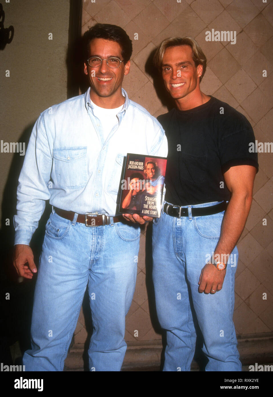 WEST Hollywood, CA - 11. Februar: Schauspieler/Schriftsteller Bob Paris, aka Robert Clark Paris und Bodybuilder Rod Jackson besuchen Berufenem im Herzen eine Liebesgeschichte" Veranstaltung am 11. Februar 1994 Im Bel Age Hotel in West Hollywood, Kalifornien. Foto von Barry King/Alamy Stock Foto Stockfoto