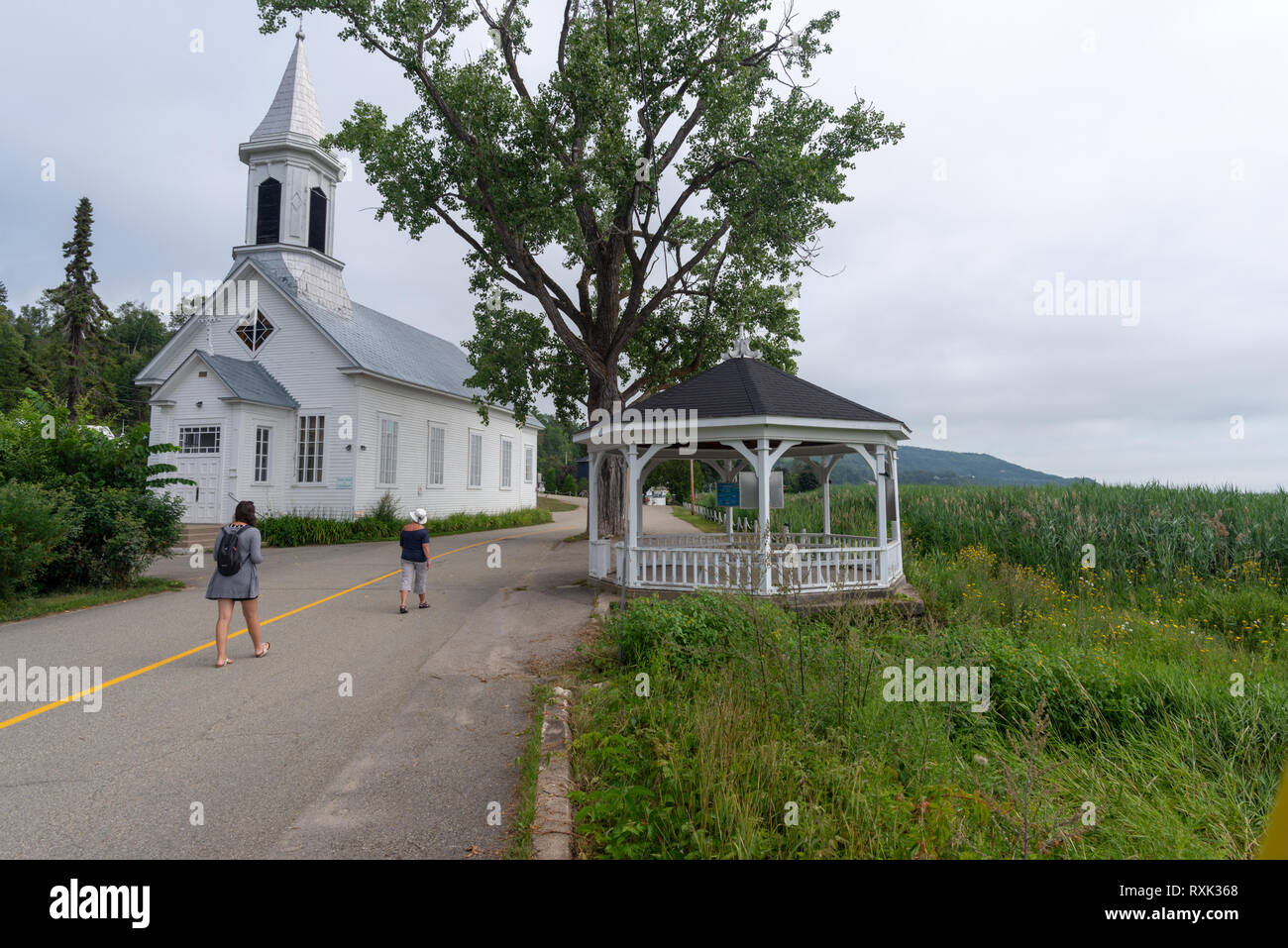 Externe Ansicht von st-joseph-de-la-Rive Kirche mit Pavillon und 2 Besucher, Provinz Quebec, Kanada Stockfoto