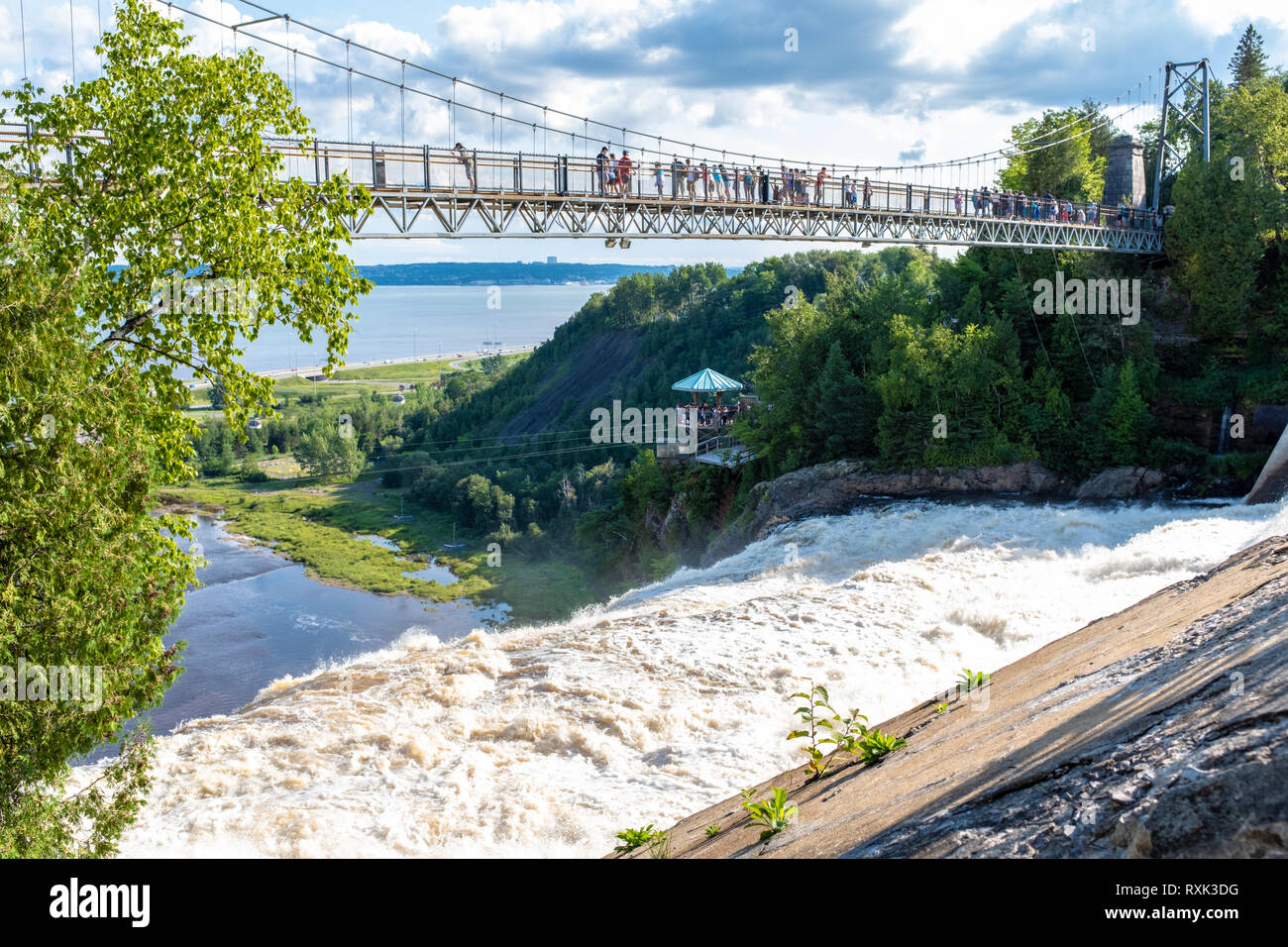 Montmorency Wasserfälle von oben mit Brücke, Besucher und Aussichtspunkt, Quebec City, Quebec, Kanada Stockfoto