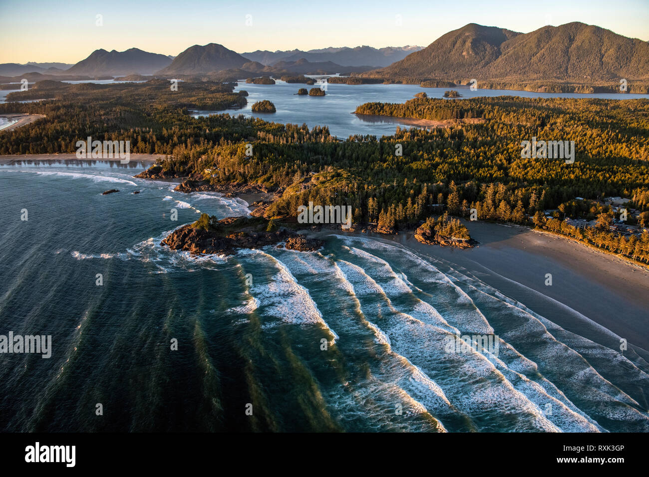 Luftbild von Cox Bay, Tofino und Clayoquot Sound Vancouver Island, BC, Kanada Stockfoto