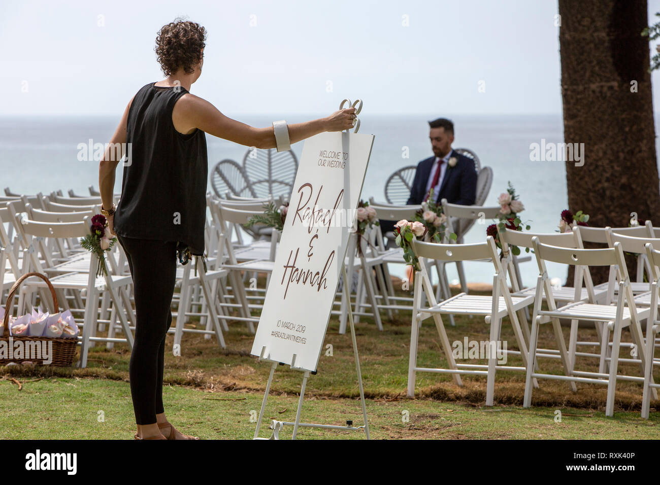 Die Hochzeit am australischen Strand findet im Avalon Beach in Sydney, Australien, statt. Die Vorbereitungen für die Hochzeit sind im Gange Stockfoto