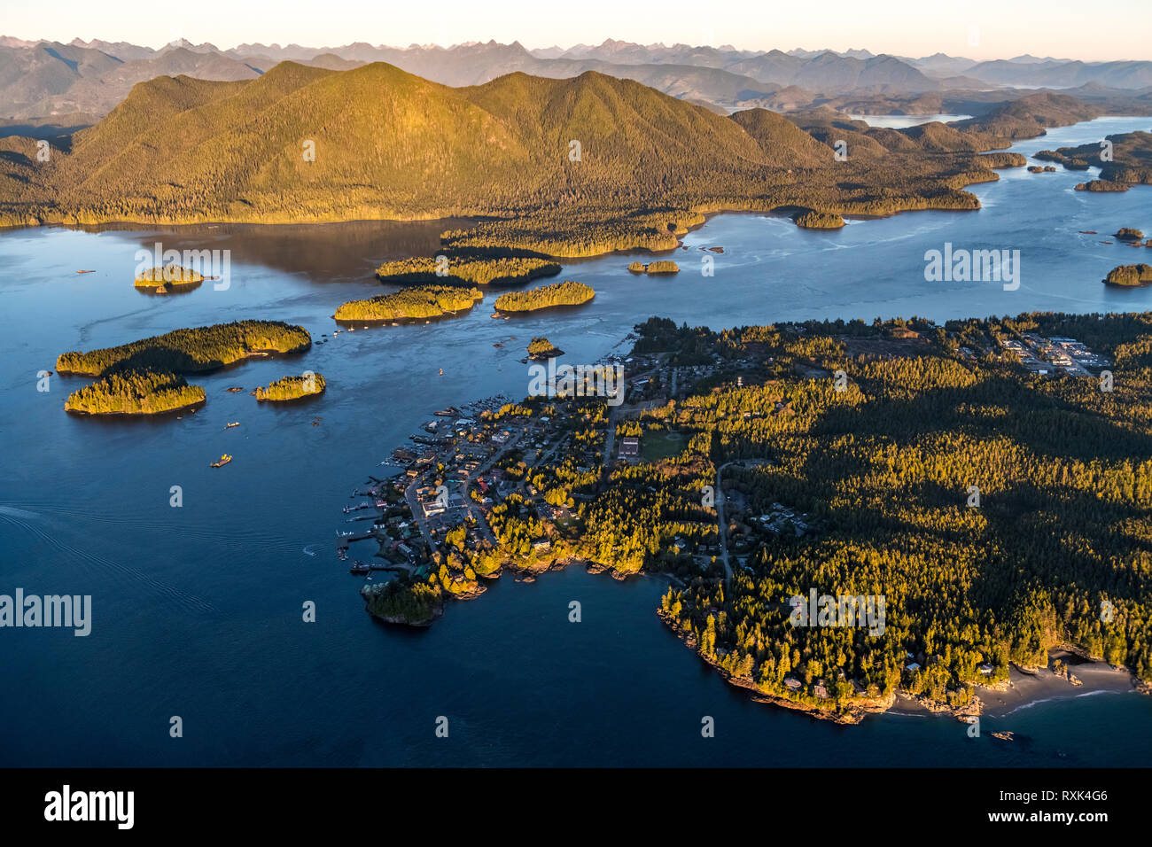 Luftbild von Tofino, Meares Island und Clayoquot Sound, Vancouver Island, BC Kanada Stockfoto
