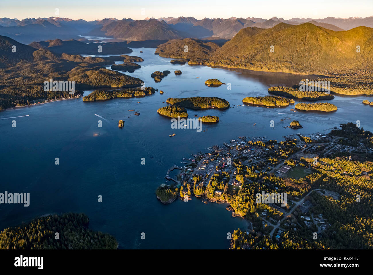 Luftbild von Tofino, Meares Island und Clayoquot Sound, Vancouver Island, BC Kanada Stockfoto