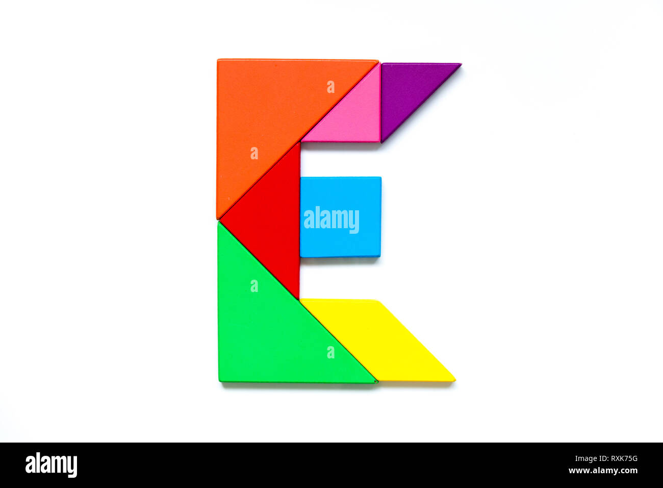 Farbe tangram Puzzle im englischen Alphabet e Form auf weißem Hintergrund  Stockfotografie - Alamy