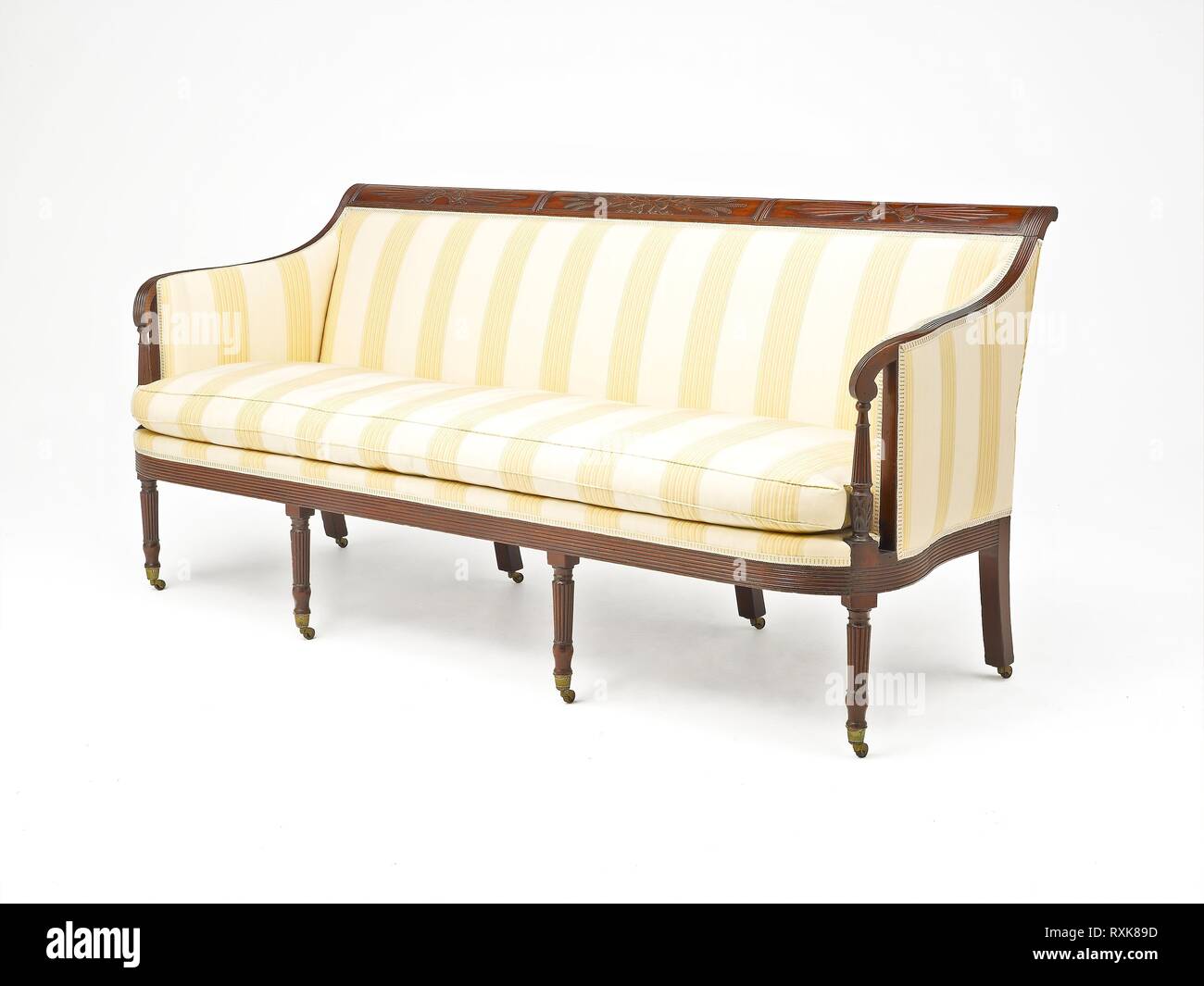 Sofa. Workshop von Michael Allison; American, 1773-1855, New York, New York. Datum: 1814-1817. Abmessungen: 91,4 × 202,6 × 81,3 cm (36 x 79 3/4 x 32 in.). Mahagoni und Ahorn sekundäre Wälder. Herkunft: New York. Museum: Das Chicago Art Institute. Stockfoto