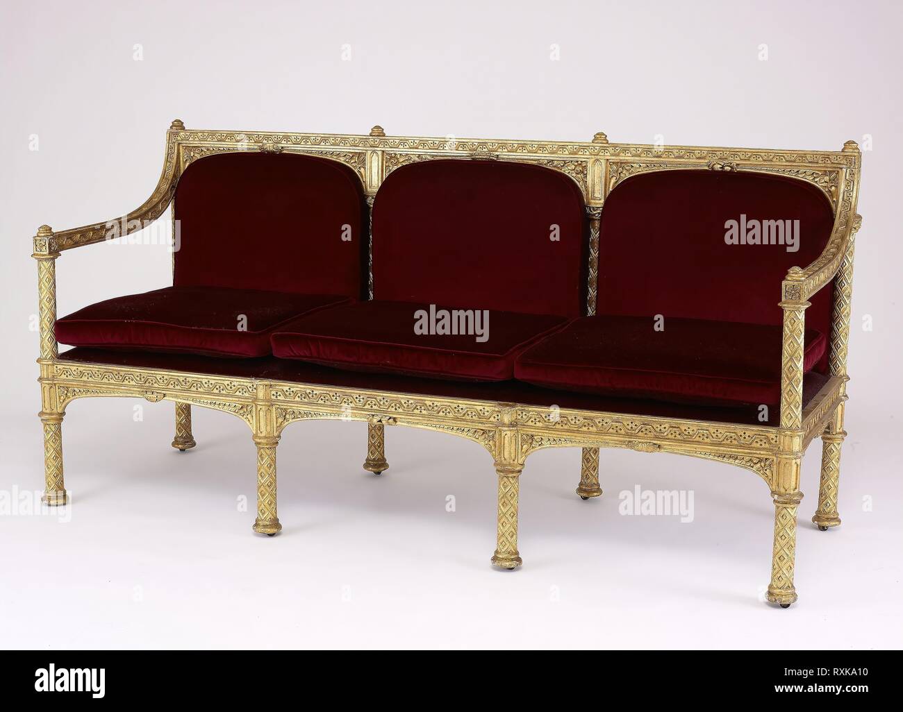 Sofa. Von James Wyatt; Englisch, 1746-1813; von John Russell; Aktiv; England 1773-1822. Datum: 1807. Abmessungen: 99,4 x 191,1 x 69,9 cm (39 1/8 x 78 x 27 1/2 in.). Vergoldete Buchenholz, vergoldeter Bronze, Samt und Seide. Herkunft: London. Museum: Das Chicago Art Institute. Autor: AUGUSTUS WELBY NORTHMORE PUGIN. Stockfoto