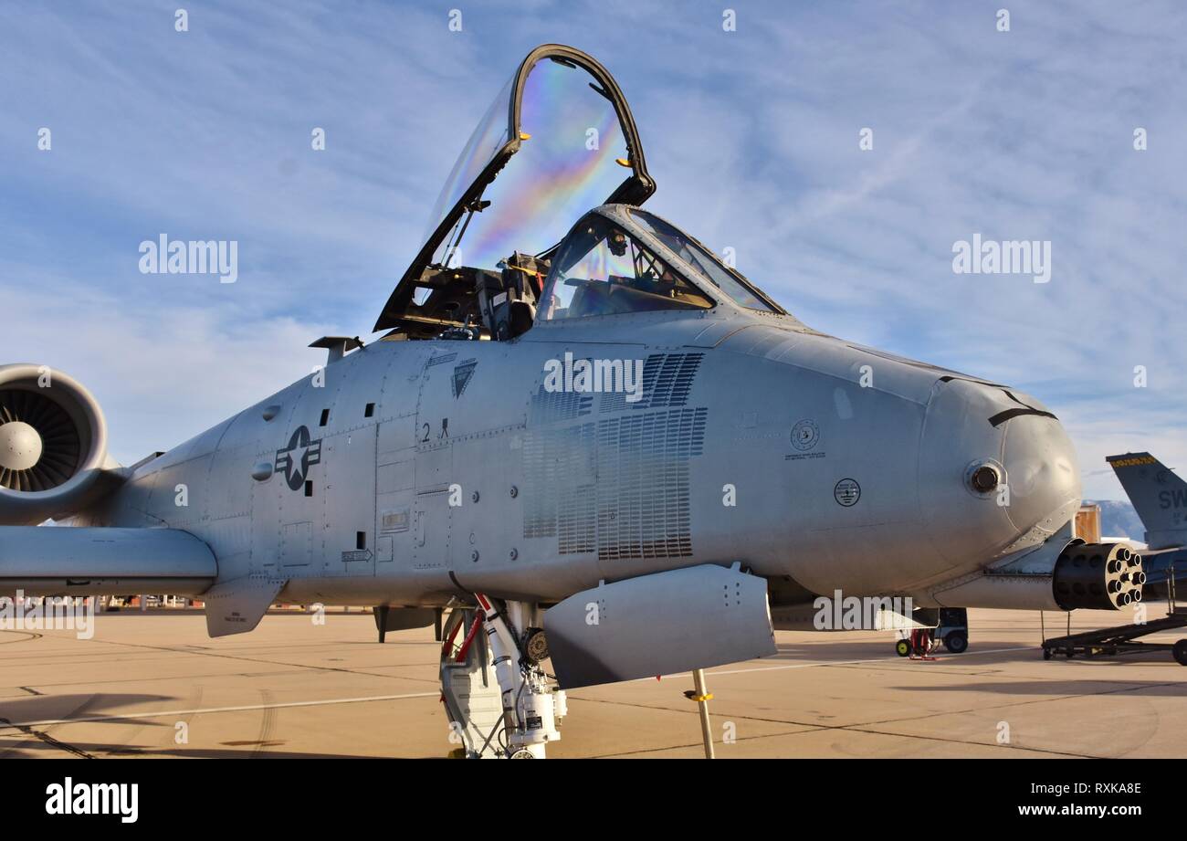 Eine Luftwaffe A-10 Warthog/Thunderbolt II Angriff Jet mit einem offenen Überdachung an der Davis Monthan Air Force Base. Stockfoto