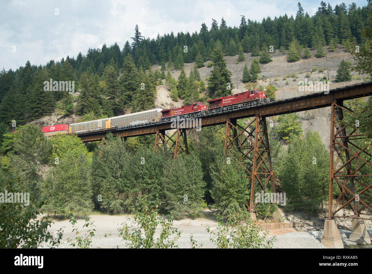 Ein CP (Canadian Pacific) Güterzug kreuze Anderson Creek in der Nähe von Boston Bar, British Columbia, Kanada. Stockfoto