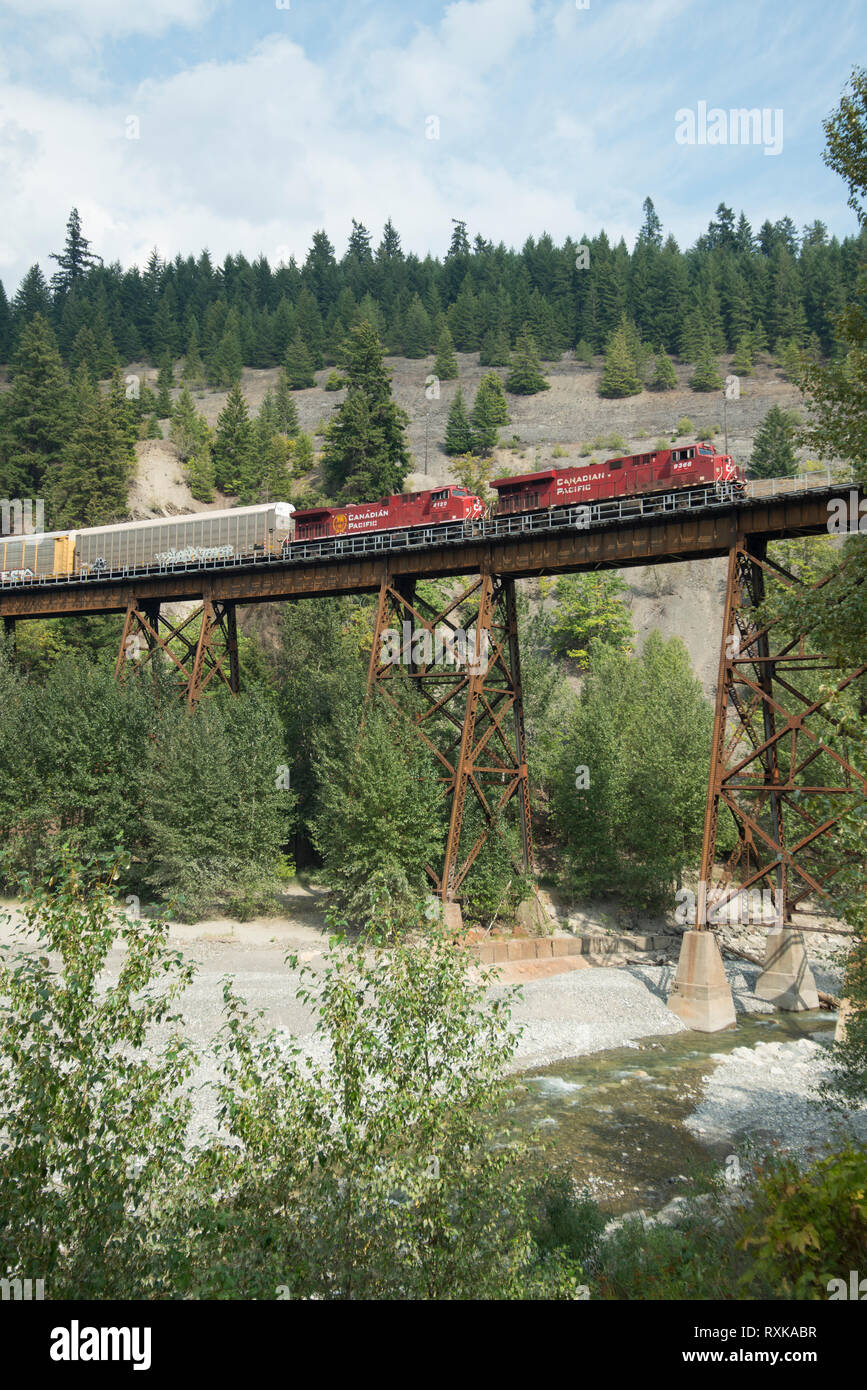Ein CP (Canadian Pacific) Güterzug kreuze Anderson Creek in der Nähe von Boston Bar, British Columbia, Kanada. Stockfoto