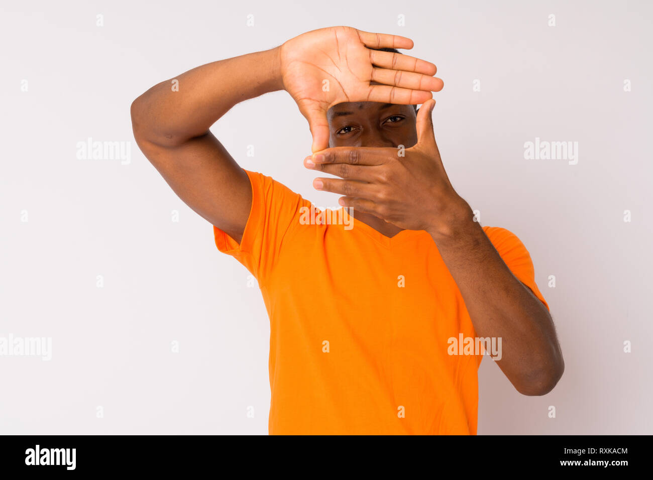 Porträt der jungen schönen afrikanischen Mann, die sich mit Finger Stockfoto
