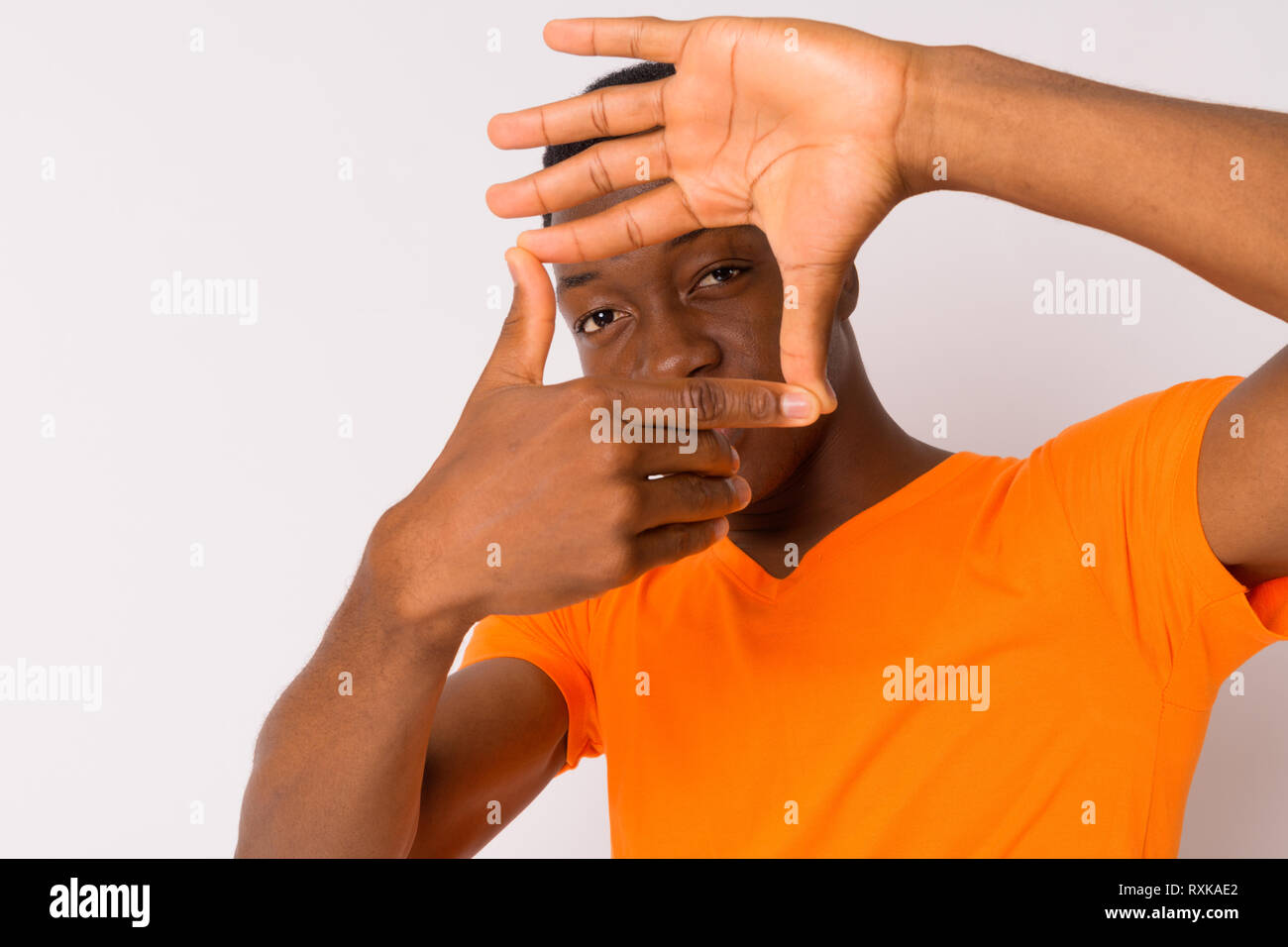 Porträt der jungen schönen afrikanischen Mann, die sich mit Finger Stockfoto