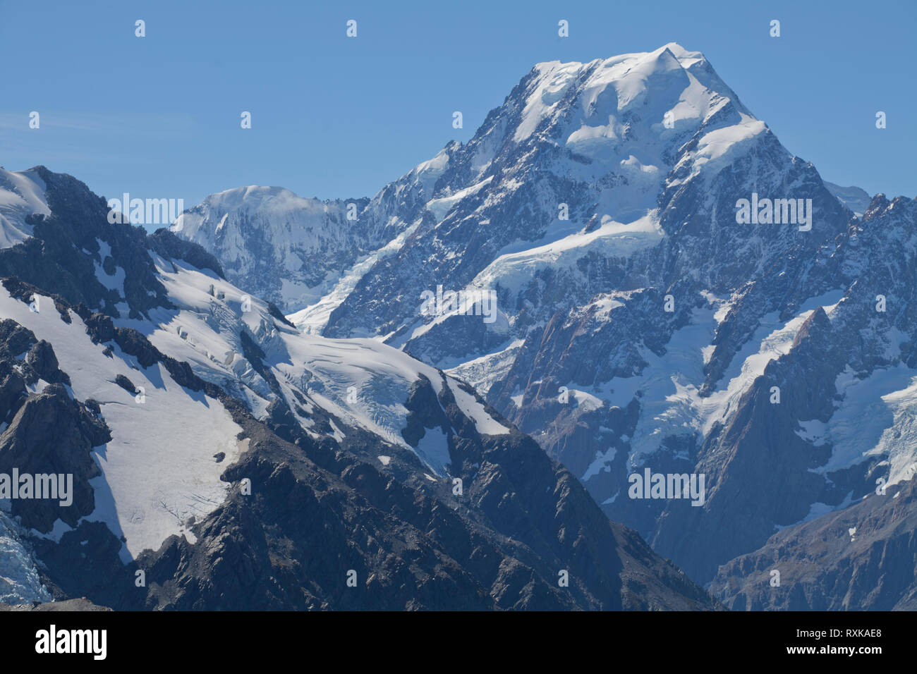 Aoraki-Mount Cook, dem höchsten Berg in Neuseeland, in den südlichen Alpen auf der Südinsel von Neuseeland, Teleaufnahme vom Mount Cook Rd Stockfoto