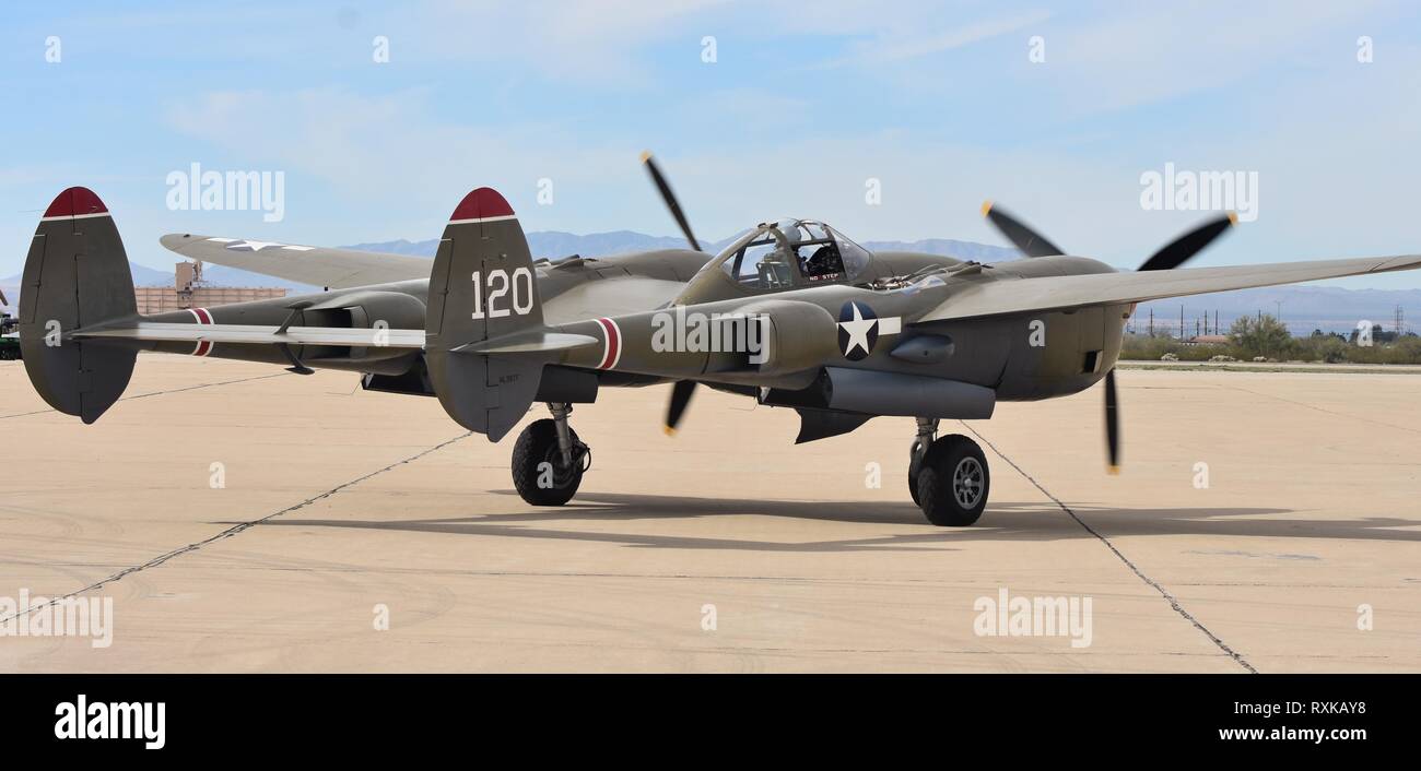 Ein Jahrgang aus der Zeit des Zweiten Weltkriegs P-38 Lightning Jagdflugzeug auf der Landebahn von Davis-Monthan Air Force Base in Tucson, Arizona. Stockfoto