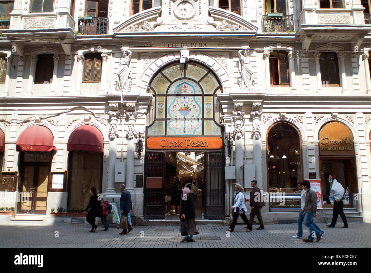 Cicek Pasaji, oder Blume Passage, auf der Istiklal Caddesi, der throughfare in Beyoglu, Istanbul. Diese drei Kilometer langen Fußgängerzone ist voll o Stockfoto