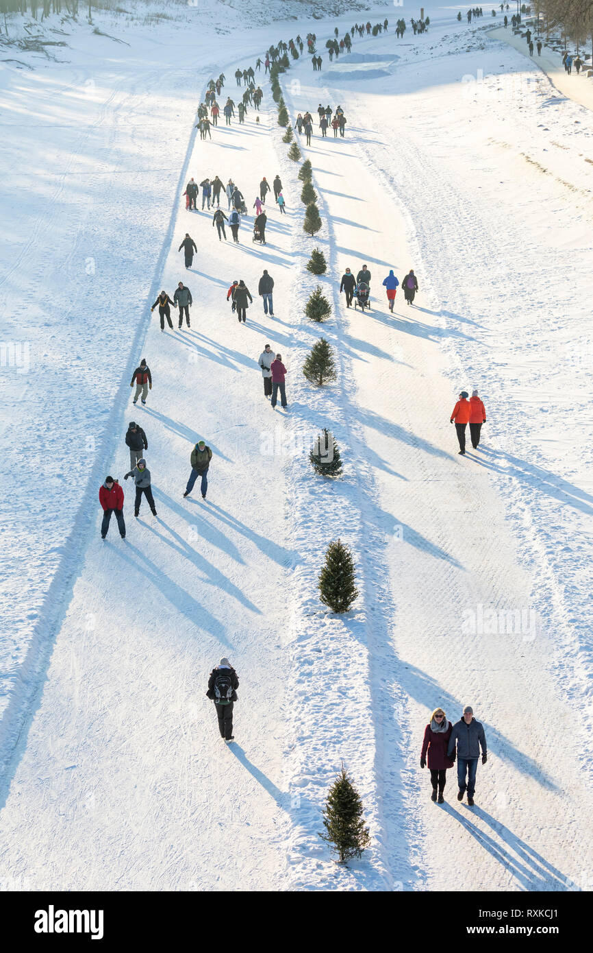 Schlittschuhlaufen auf dem Assiniboine River, Teil des Red River gegenseitige Trail an den Gabeln, Winnipeg, Manitoba, Kanada. Stockfoto