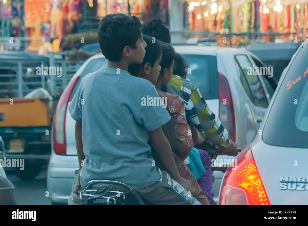 Eine Familie von fünf Fahrten ein Motorrad und mobilen Business-Alltags für Raum mit anderen Fahrzeugen, die in der überfüllten Straße um Charminar, Hyderabad, Telangana, Indien. Stockfoto