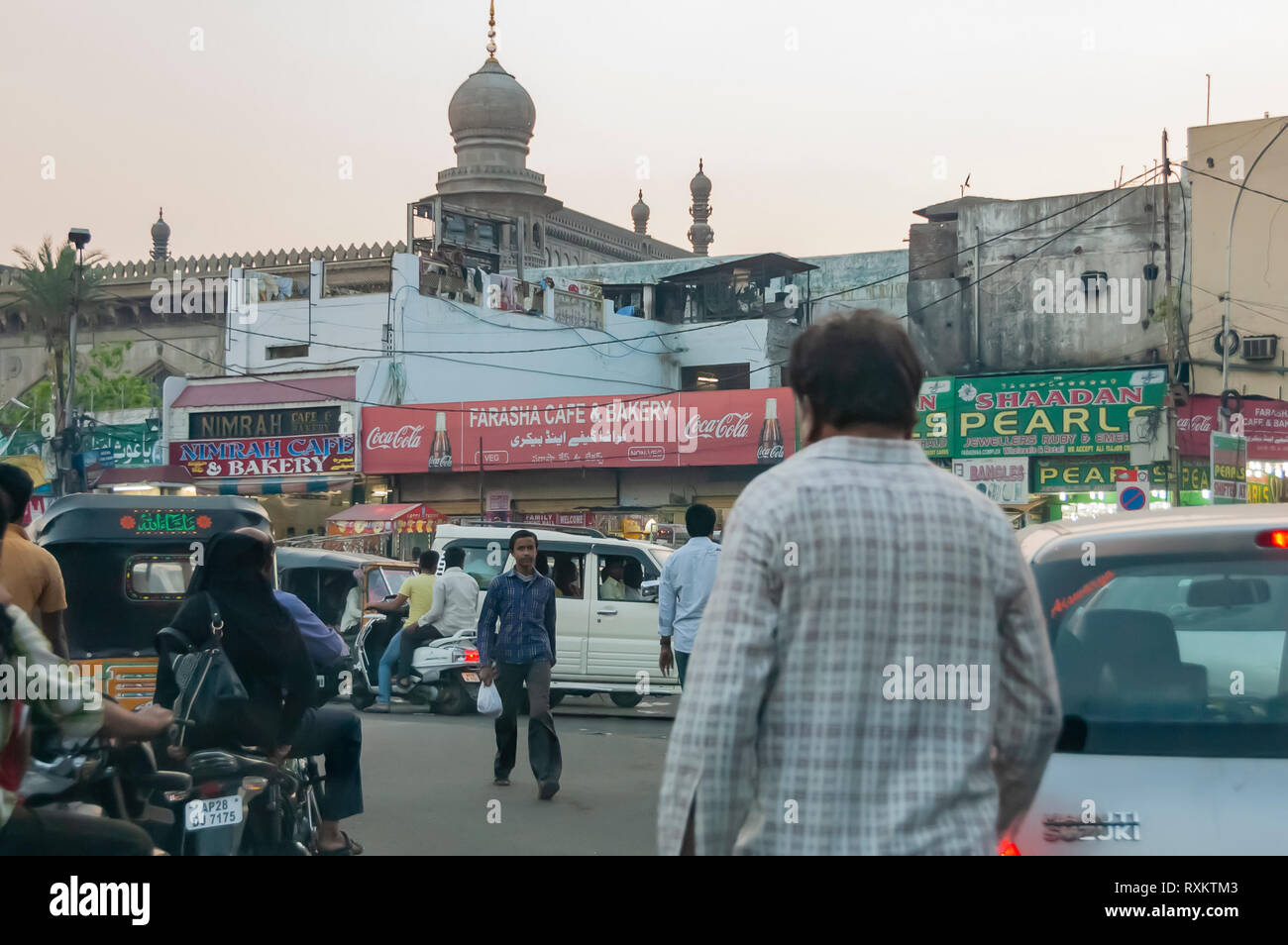 Jaywalking in der geschäftigen und belebten Straßen rund um Charminar, Hyderabad, Telangana, Indien. Die Straßen sind vollgestopft mit allen Arten von Verkehr. Stockfoto
