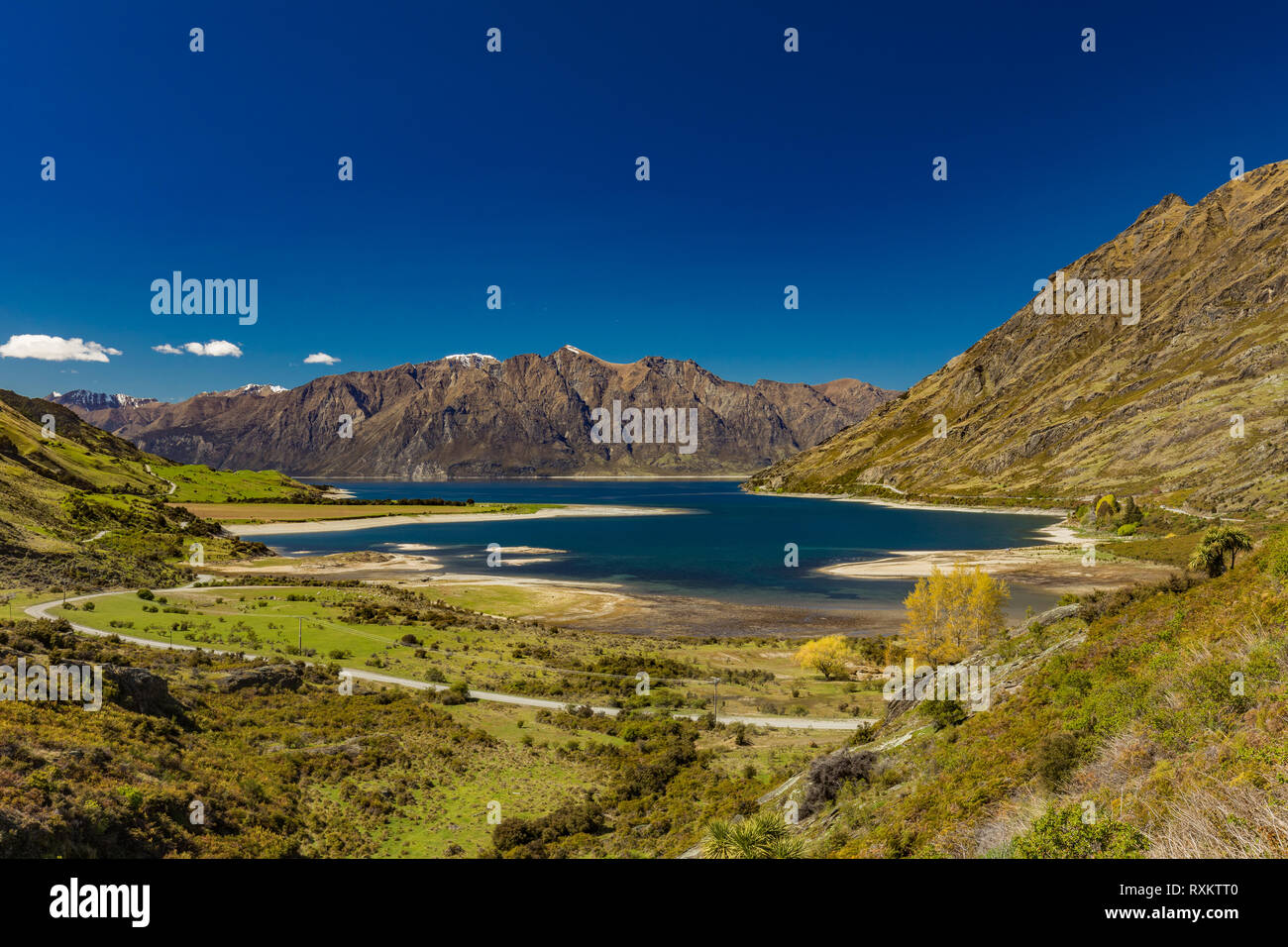 Panoramablick auf die brillante Fotos von Lake Hawea und Berge, Südinsel, Neuseeland Stockfoto