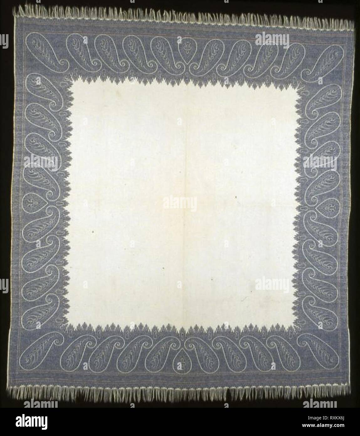 Square Shawl ('Kirking'). Schottland, Edinburgh oder Paisley, oder England, Norwich. Datum: 1830-1835. Abmessungen: 188,5 x 169,3 cm (74 1/4 x 66 5/8 in.). Baumwolle und Wolle, Zentrum der Schuß-float konfrontiert 1:3 'Z' Köperbindung; Grenzen der Schuß-float 3 gegenübergestellt: 1 in Köperbindung mit ergänzenden Musterung Wefts in Schuß gebunden - float konfrontiert 1:3 'Z' Twill interlacings über Warp-float konfrontiert Köperbindung; verbunden mit Wolle und Seide, Geknoteten Fransen; zwei Erhaltung vorhanden; am Webstuhl mit Jacquard Anlage gesponnen. Herkunft: Schottland. Museum: Das Chicago Art Institute. Stockfoto