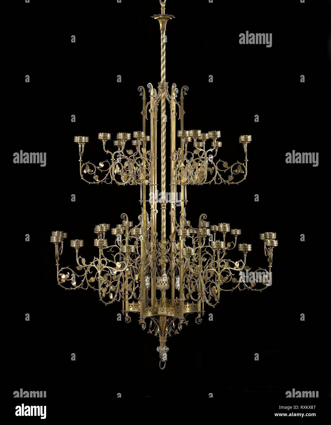 Kronleuchter. England; Augustus Welby Northmore Pugin (Englisch, 1812-1852); Hergestellt von John Hardman und Unternehmen (Birmingham, gegründet 1838). Datum: 1852. Abmessungen: 304,8 × 120 × 182,9 cm (72 in.). Messing und Emails. Herkunft: England. Museum: Das Chicago Art Institute. Stockfoto