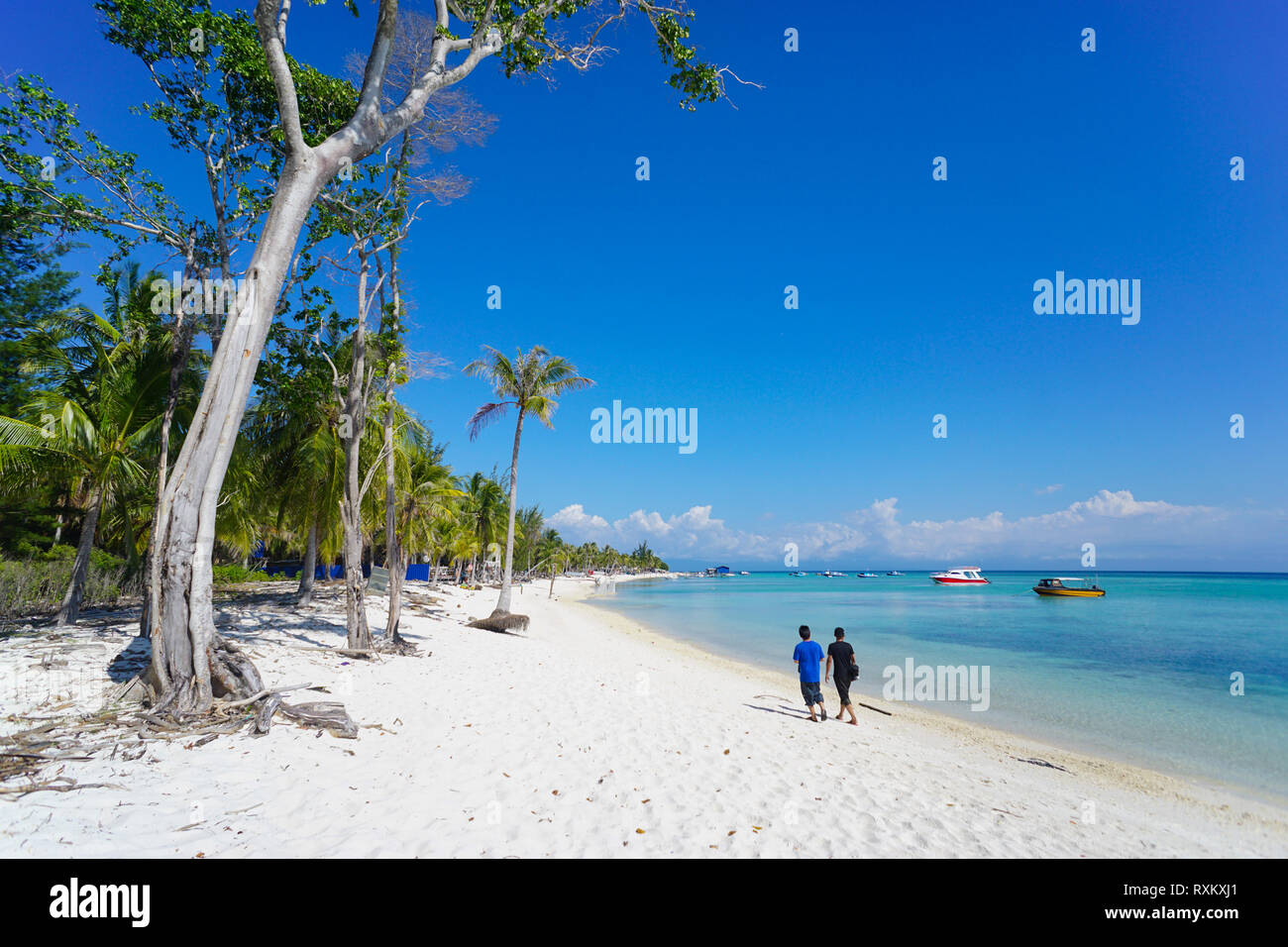Malerischen weißen Sandstrand an der tropischen Insel im blauen Himmel schön Tag. Stockfoto